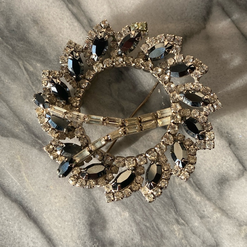 Stunning 1950s rhinestone brooch.